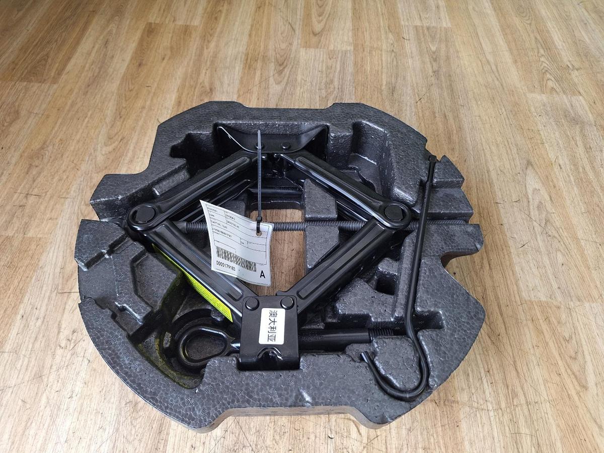 1000887884-Jack/Tool Kit Top