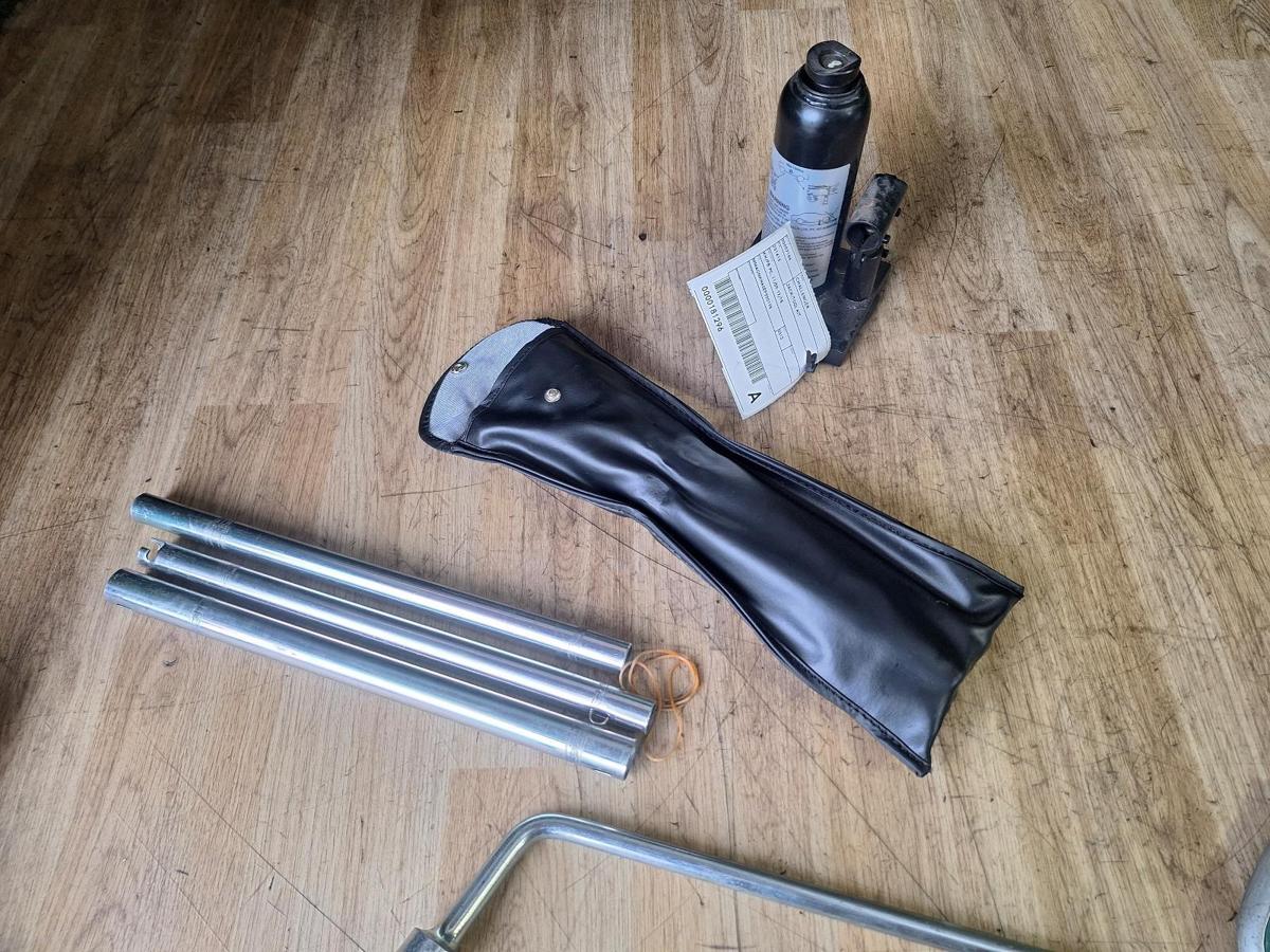 1000899557-Jack/Tool Kit Top