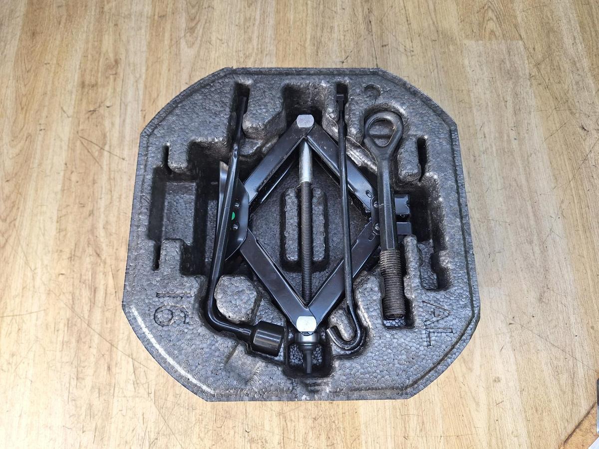 1000916585-Jack/Tool Kit Top
