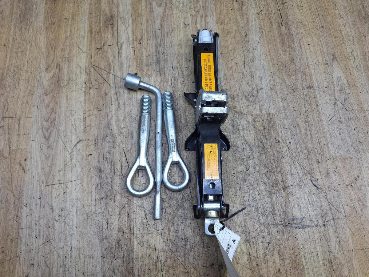 1000923648-Jack/Tool Kit Top