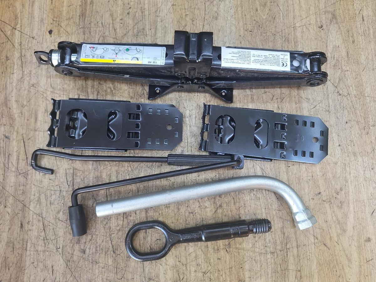 1000924784-Jack/Tool Kit Top