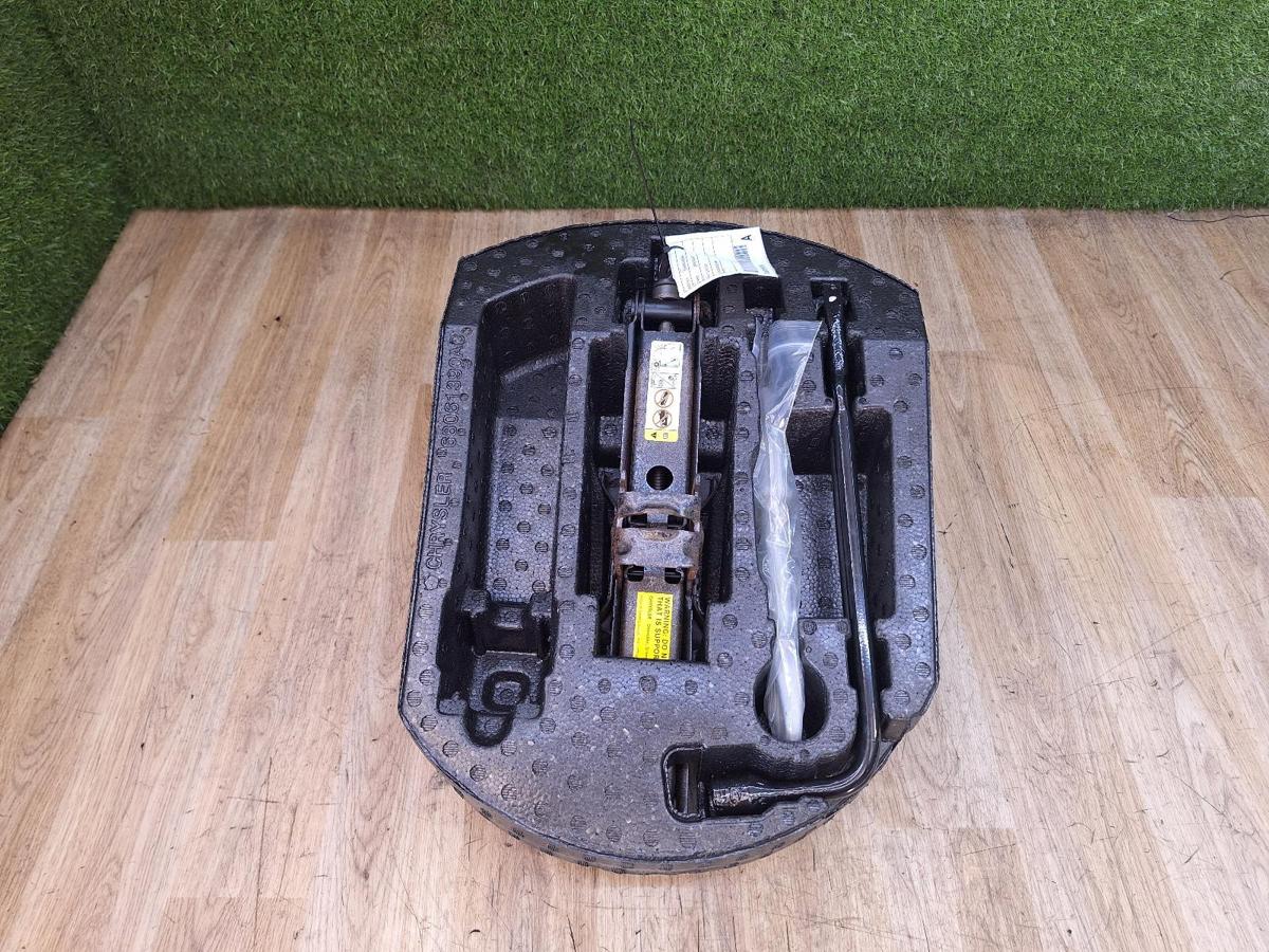 1000927570-Jack/Tool Kit Top