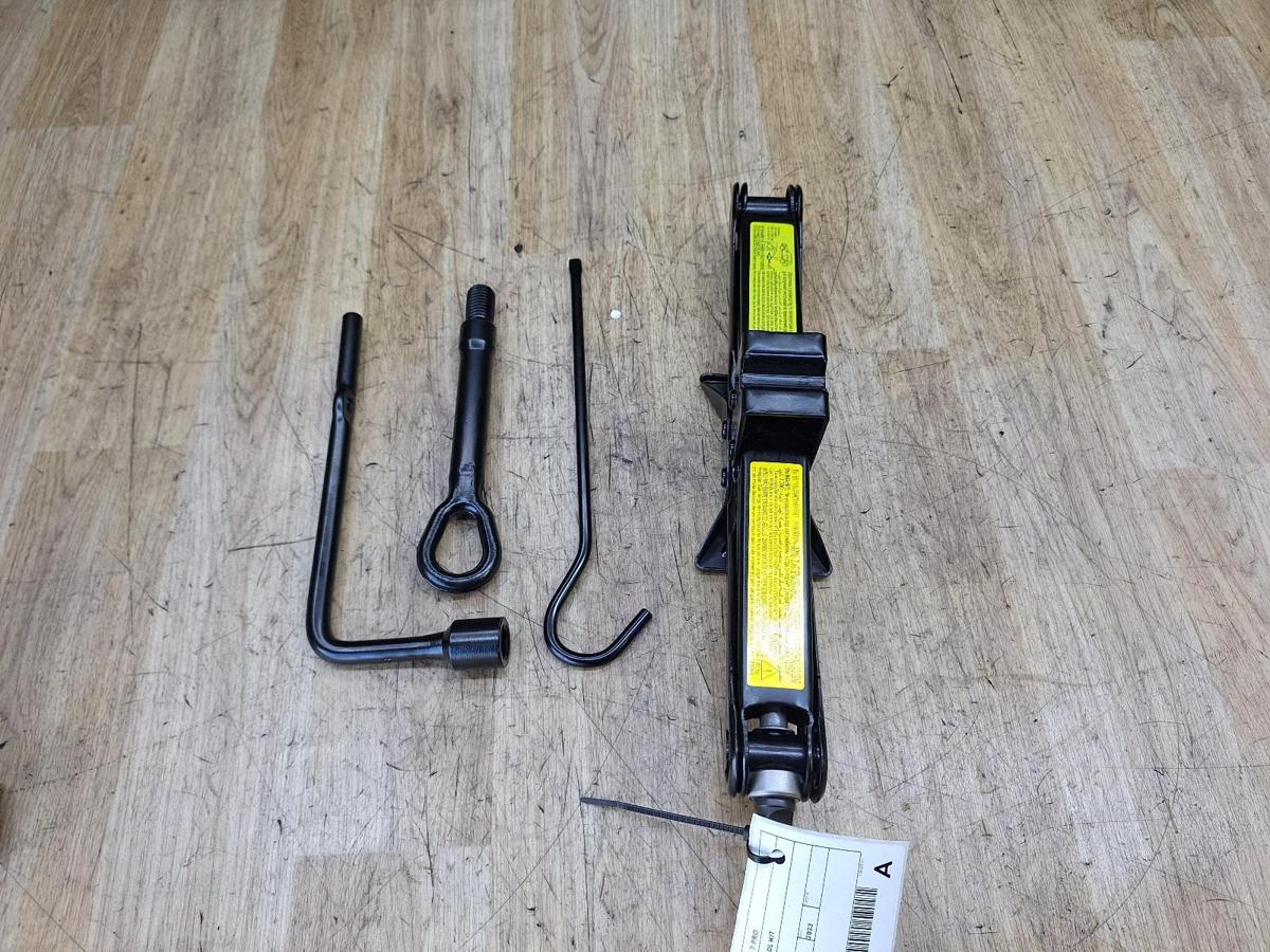 1000928406-Jack/Tool Kit Top