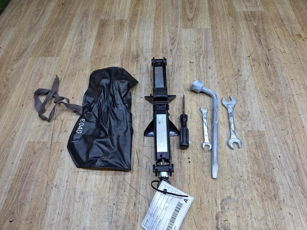 1000933601-Jack/Tool Kit Top