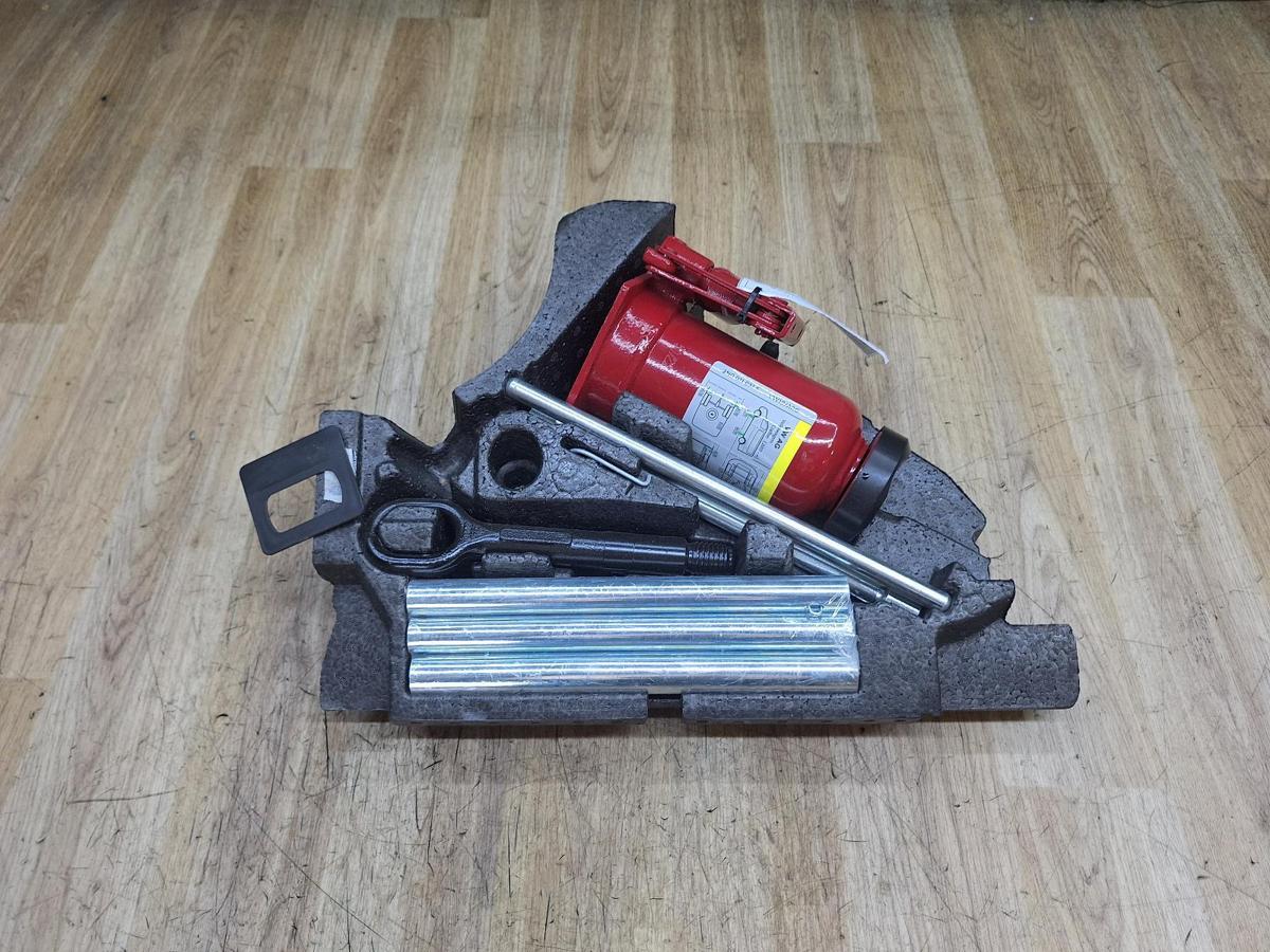 1000934142-Jack/Tool Kit Top