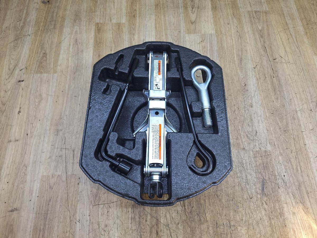 1000935331-Jack/Tool Kit Top