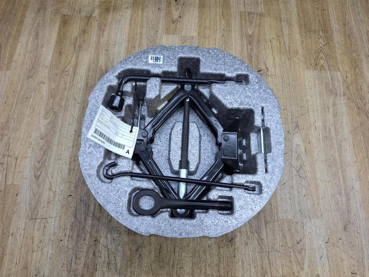 1000938673-Jack/Tool Kit Top