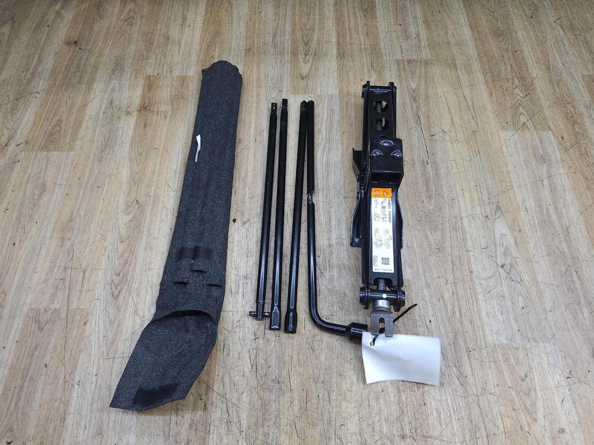 1000939236-Jack/Tool Kit Top