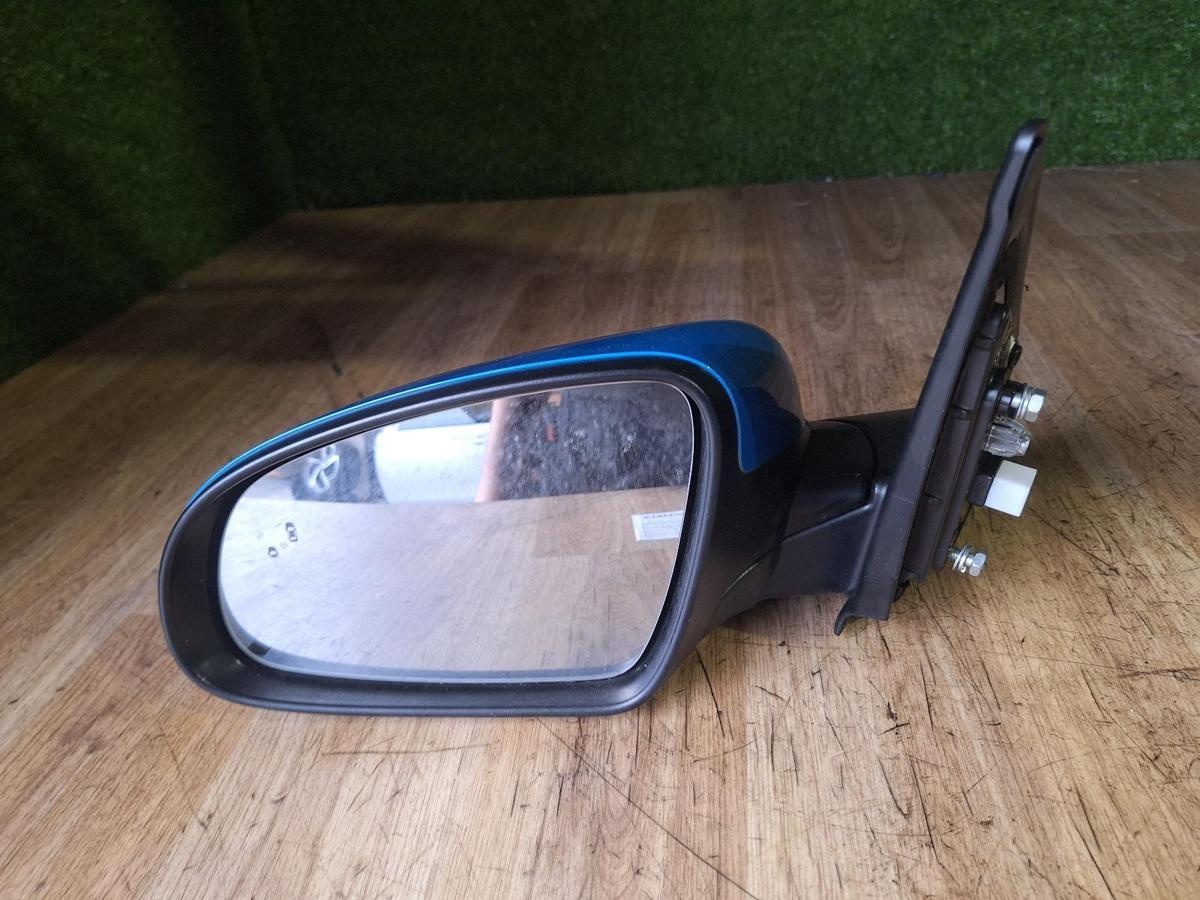 1000918030-Left Door Mirror Front