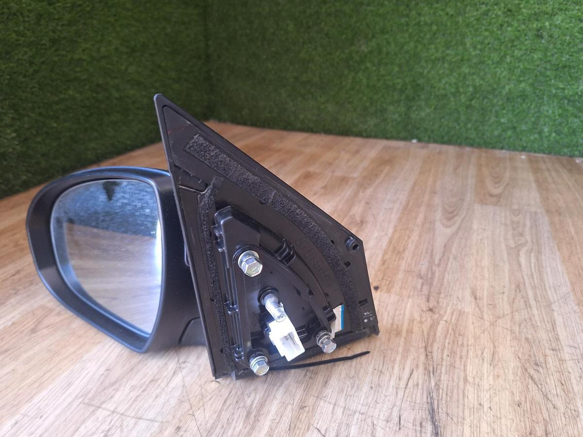 1000900826-Left Door Mirror Mount