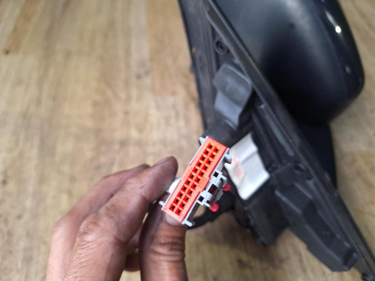 1000881782-Left Door Mirror Plug
