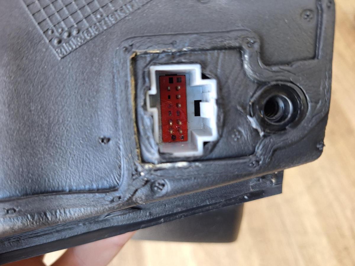 1000879404-Left Door Mirror Plug