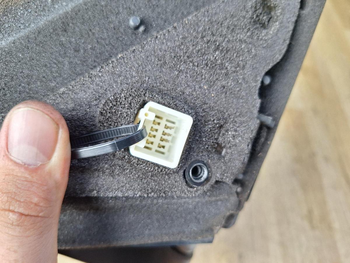 1000881904-Left Door Mirror Plug