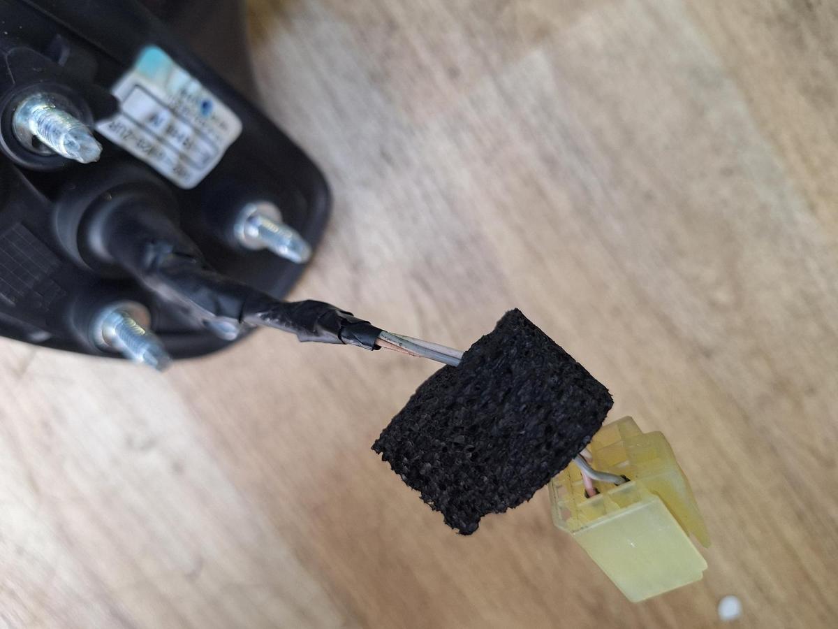 1000884963-Left Door Mirror Plug