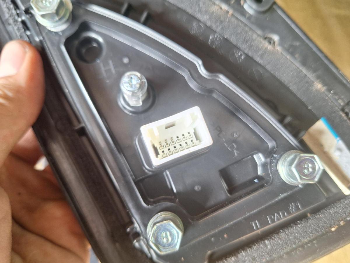1000911262-Left Door Mirror Plug