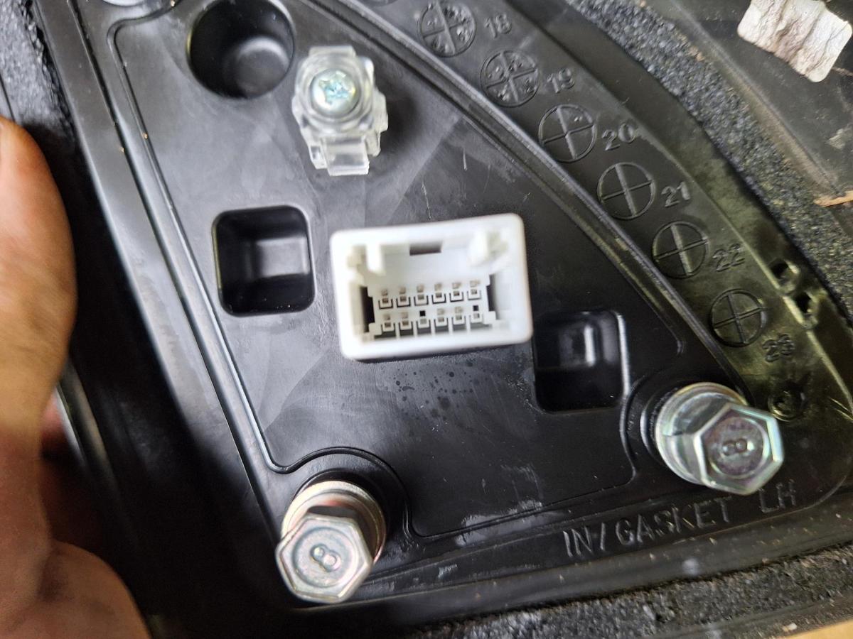 1000918030-Left Door Mirror Plug