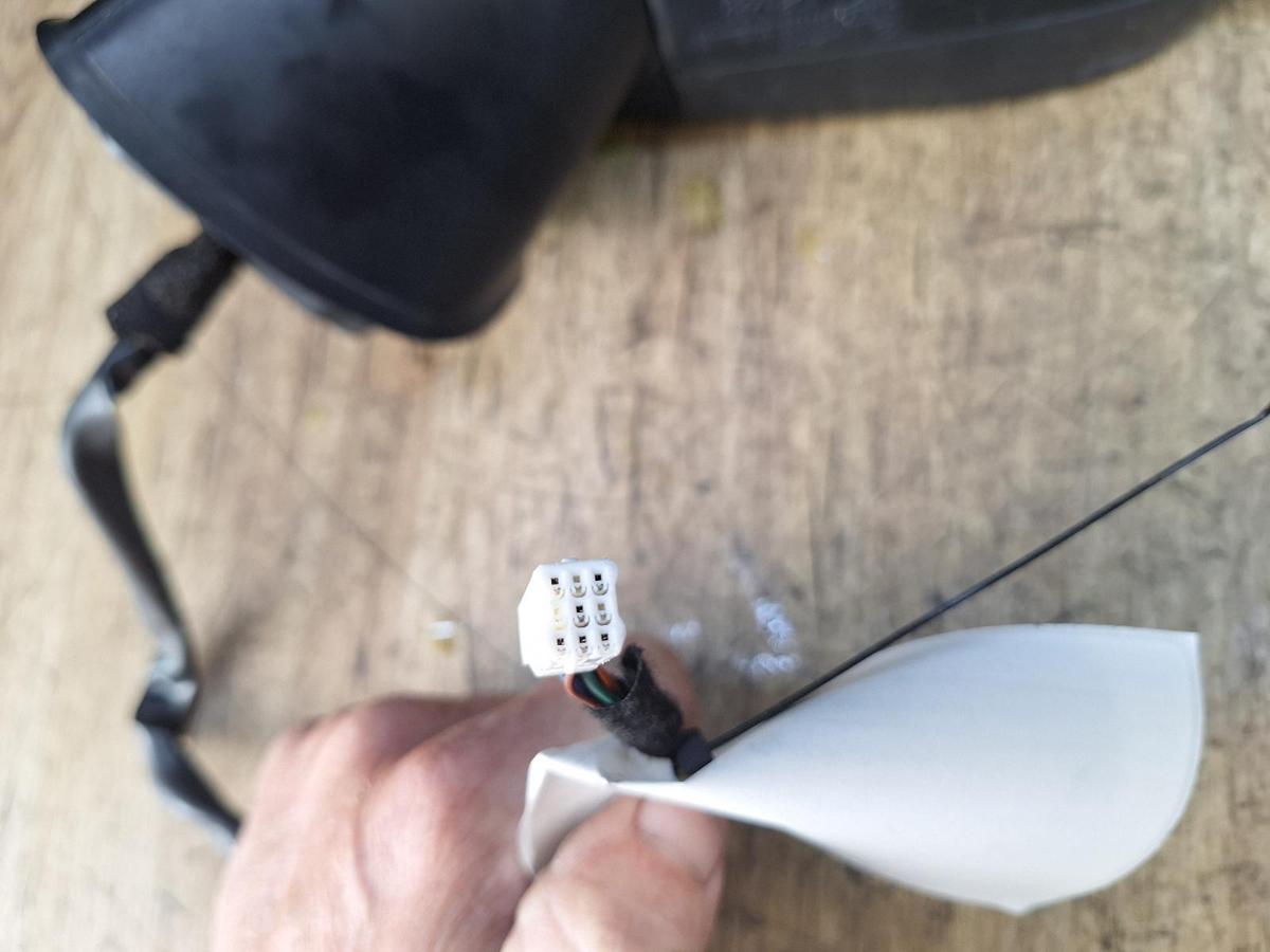 1000922318-Left Door Mirror Plug