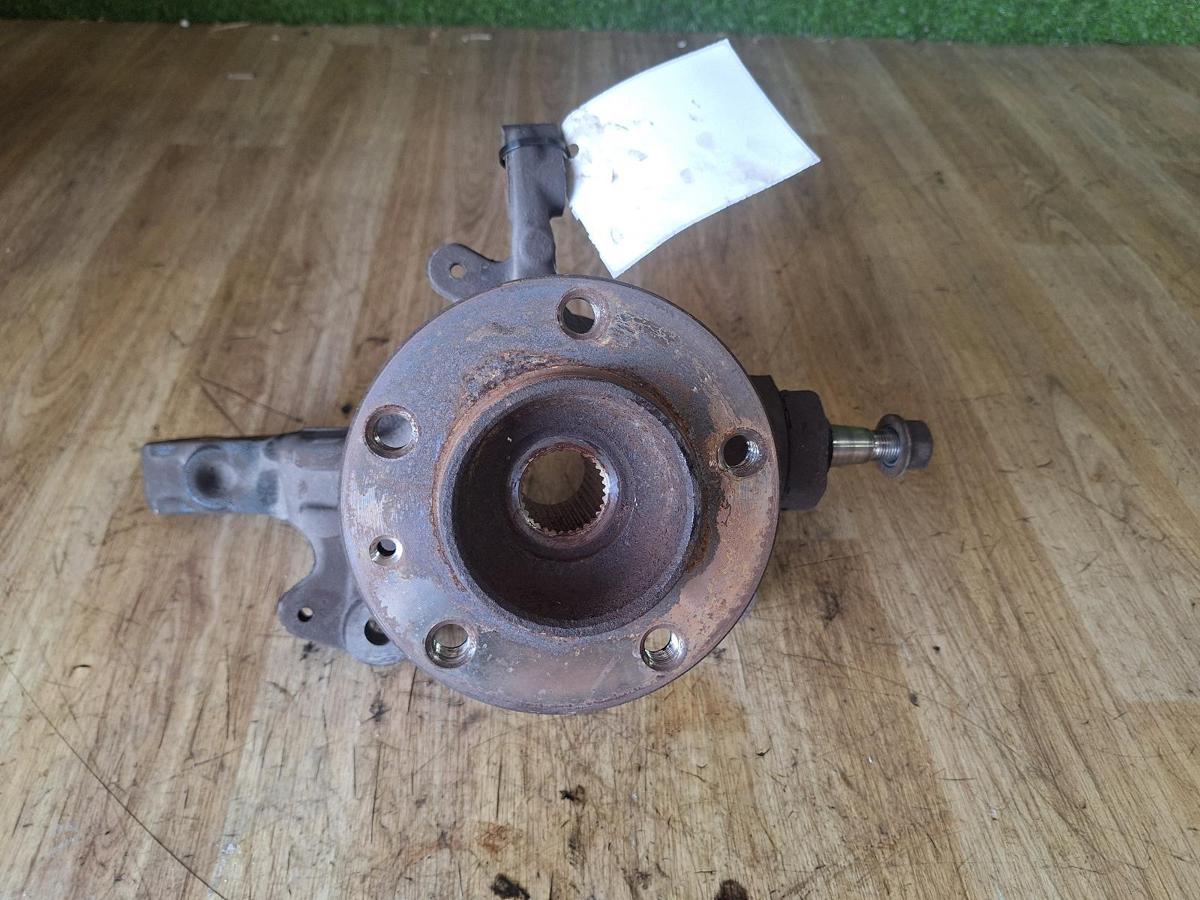 1000906240-Left Front Hub Assembly Top
