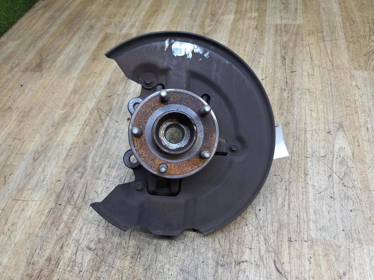1000921298-Left Front Hub Assembly Top
