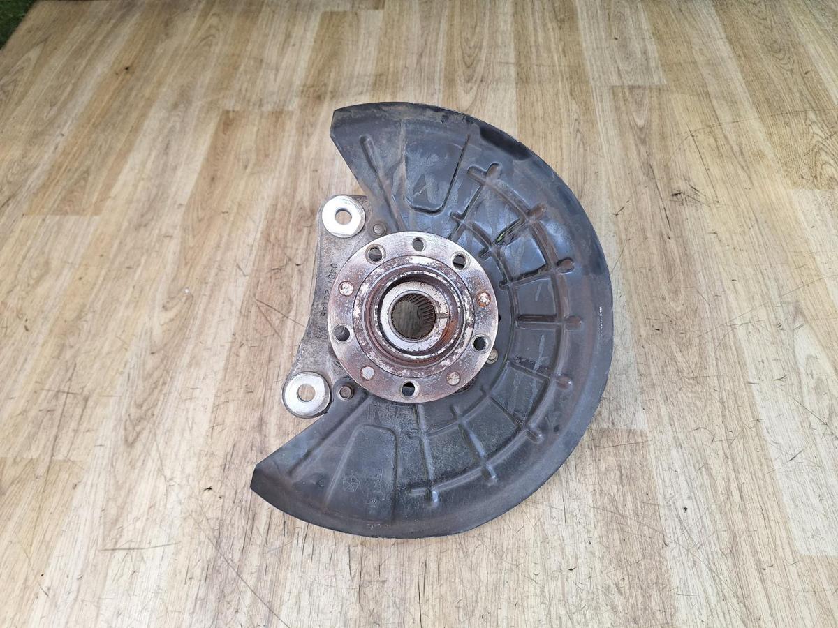 1000932511-Left Front Hub Assembly Top