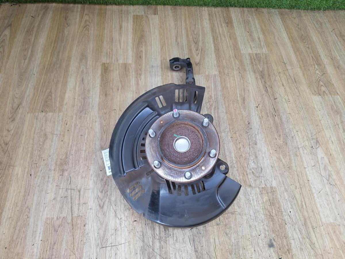 1000928072-Left Front Hub Assembly Top