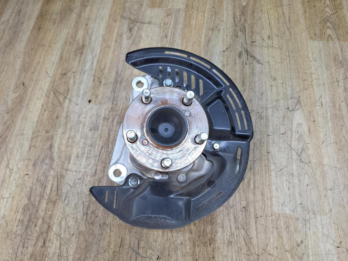 1000938411-Left Front Hub Assembly Top