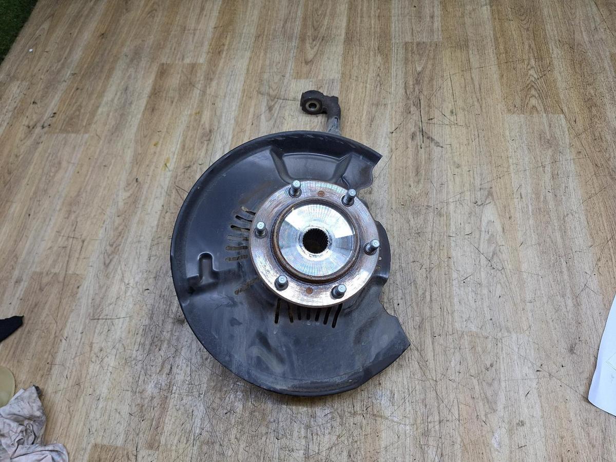 1000939942-Left Front Hub Assembly Top