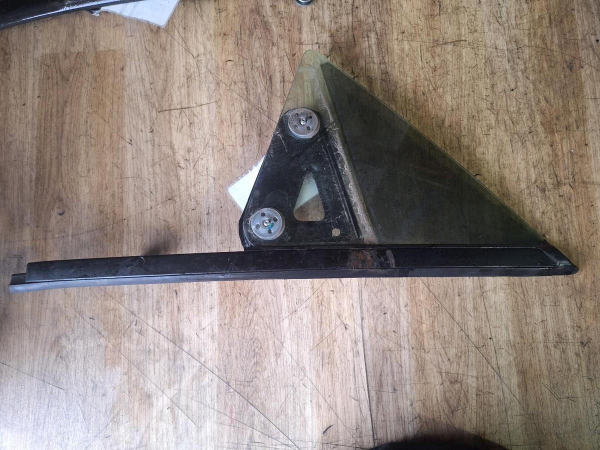 1000913345-Left Front Qtr Door Glass Top