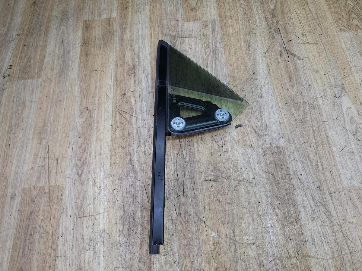 1000938423-Left Front Qtr Door Glass Top