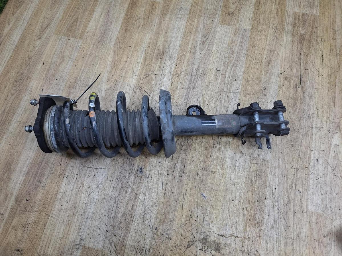 1000927004-Left Front Strut Top