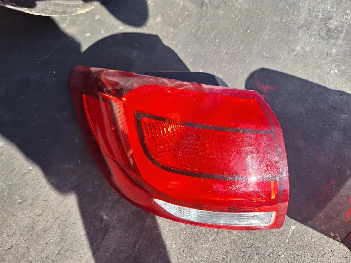 1000784492-Left Taillight
