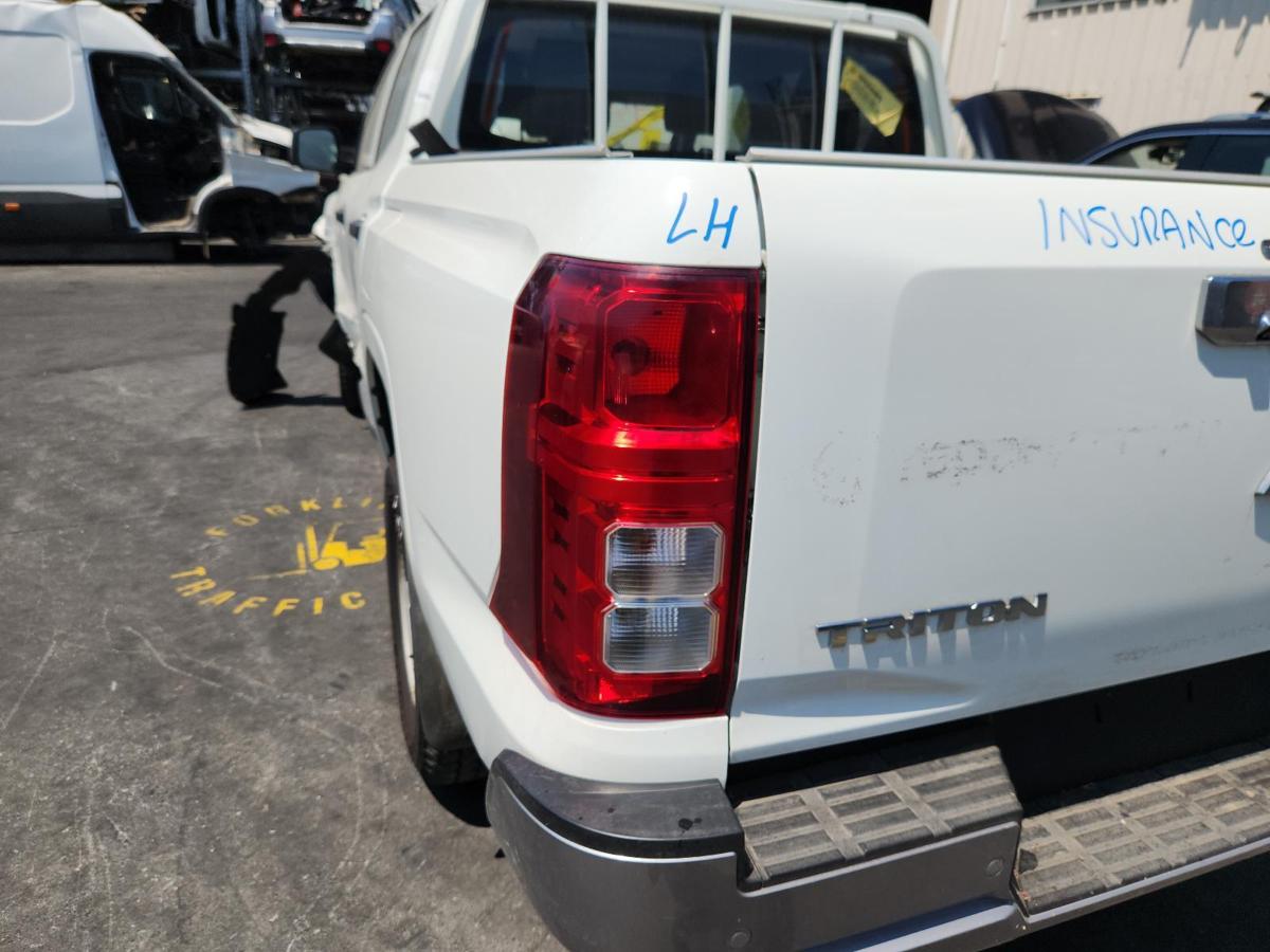 1000870984-Left Taillight