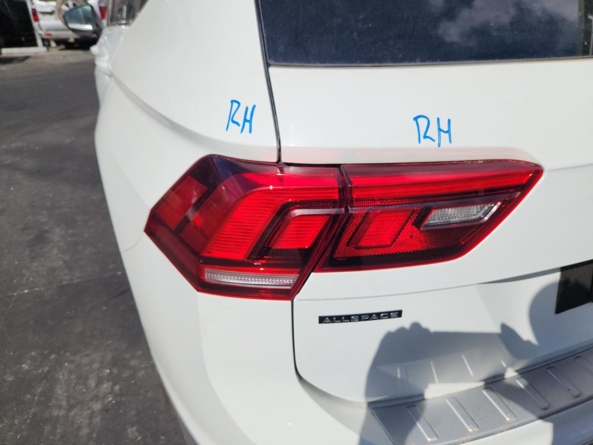 1000944755-Left Taillight