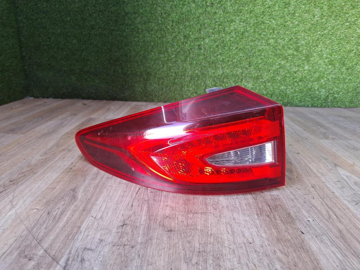 1000883174-Left Taillight Top