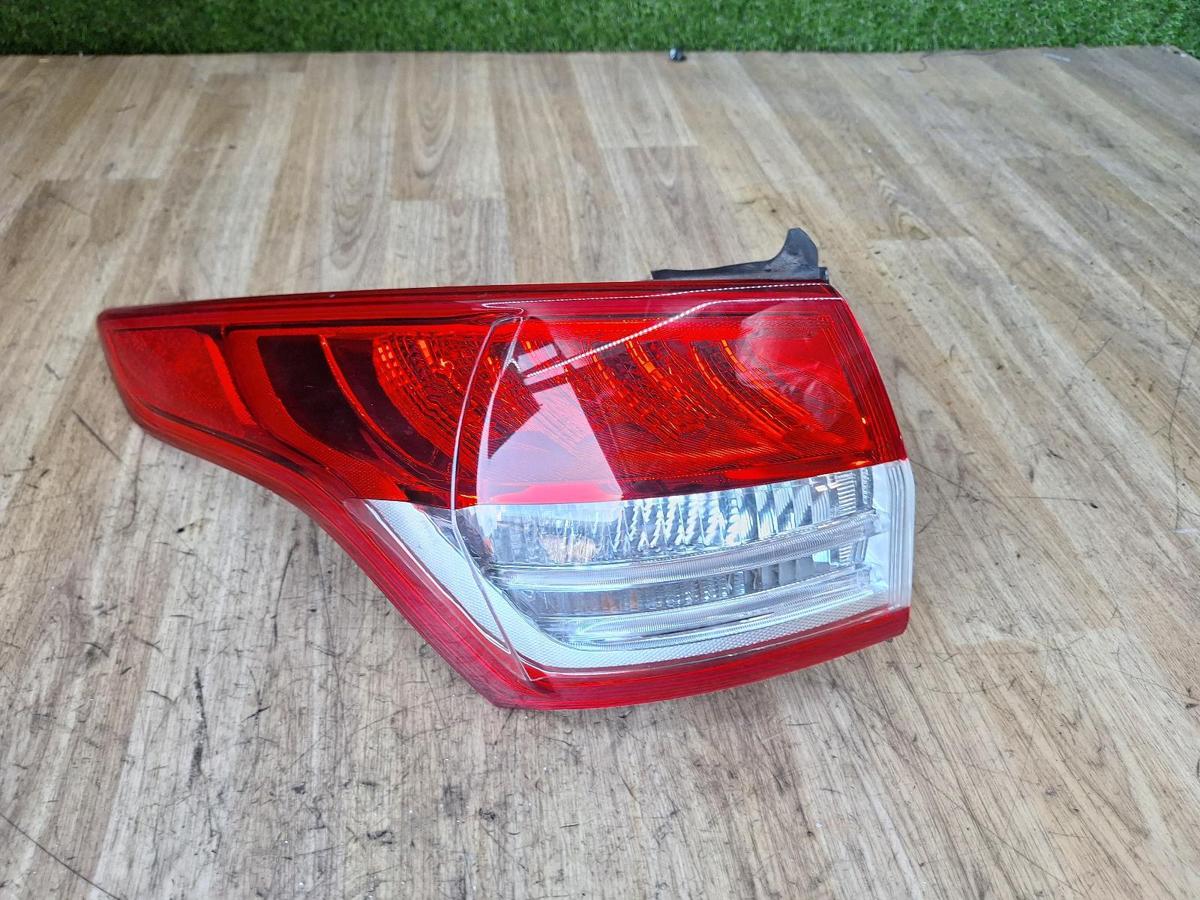 1000883858-Left Taillight Top