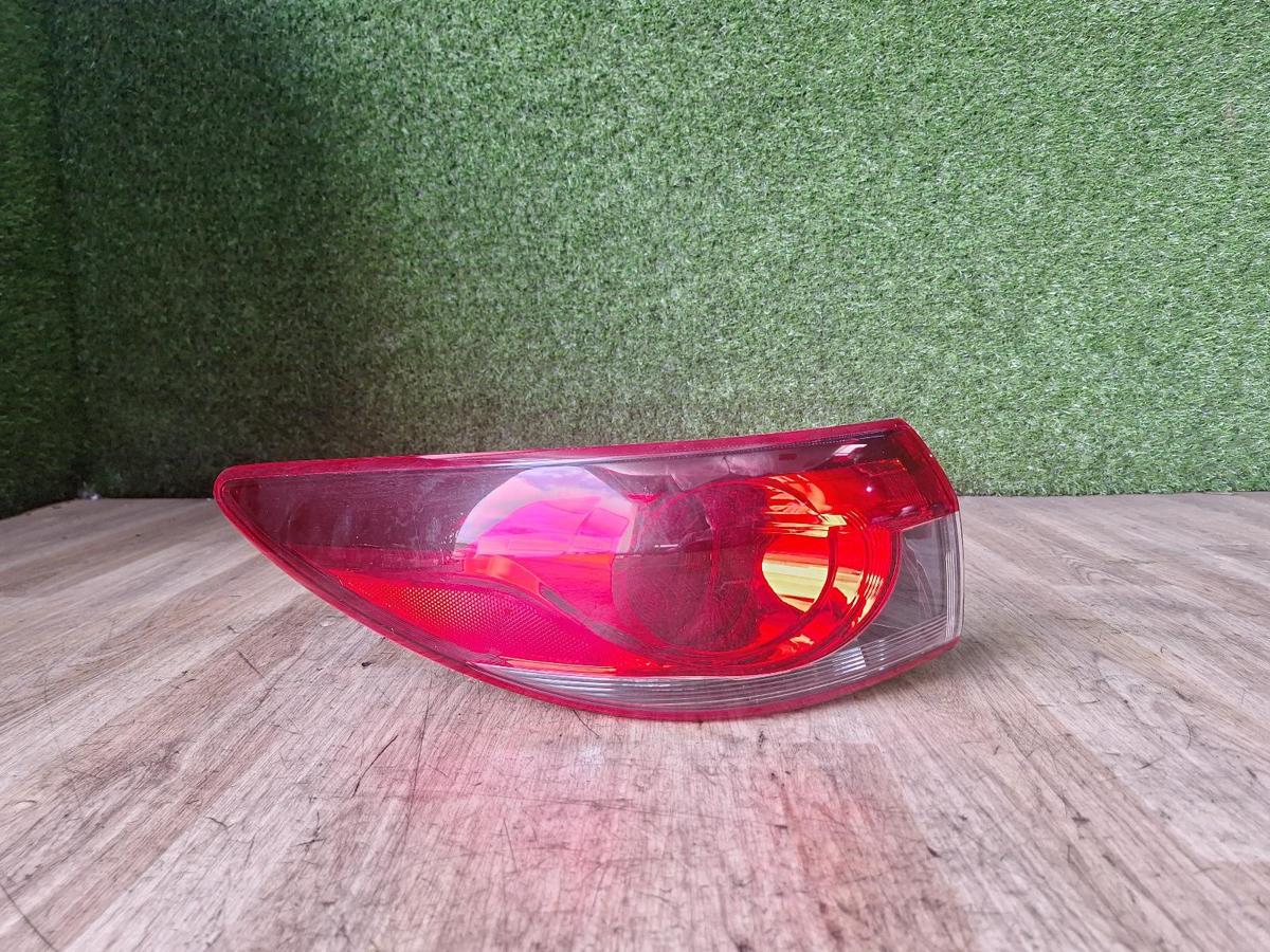 1000886044-Left Taillight Top