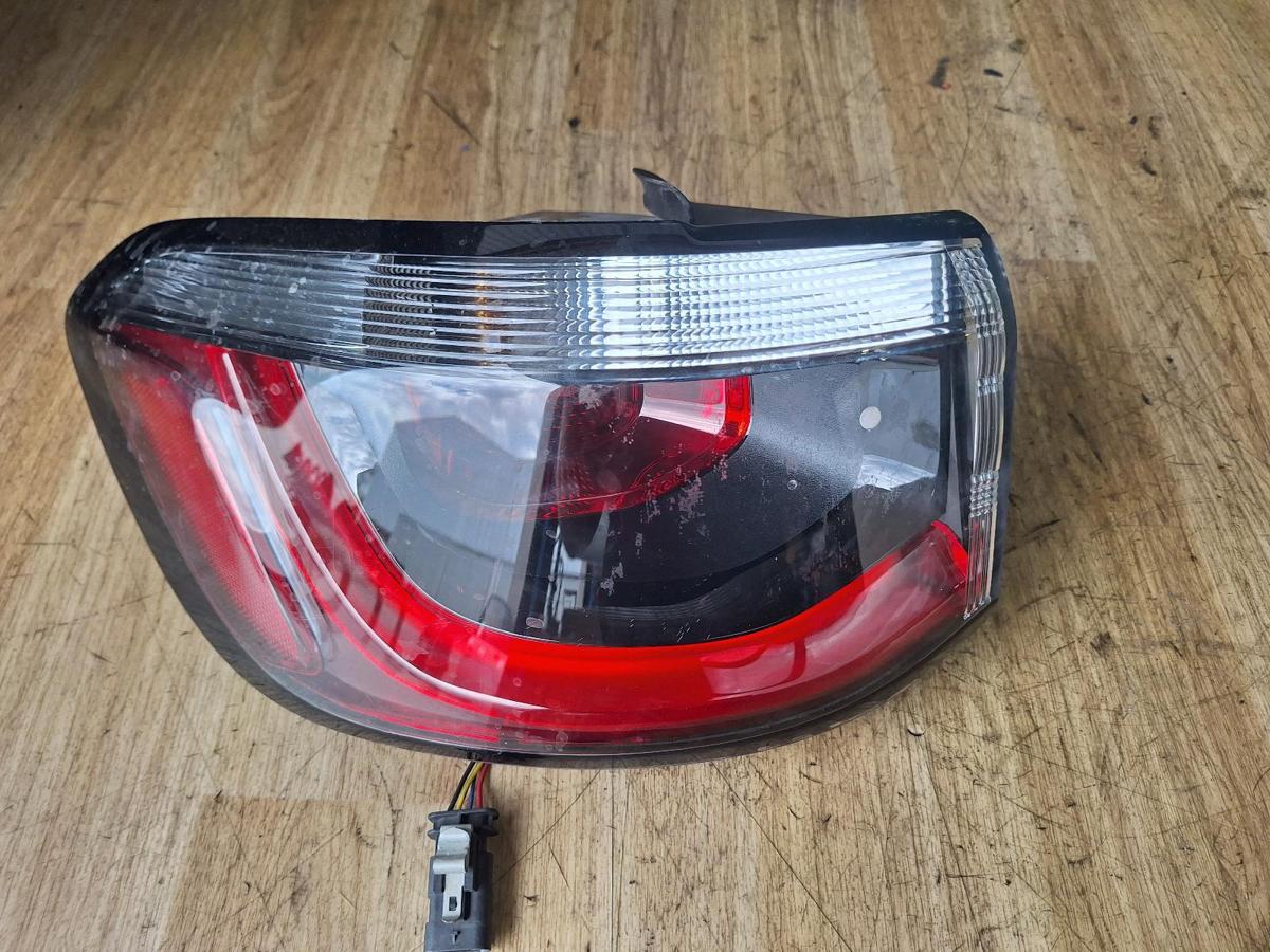 1000889389-Left Taillight Top