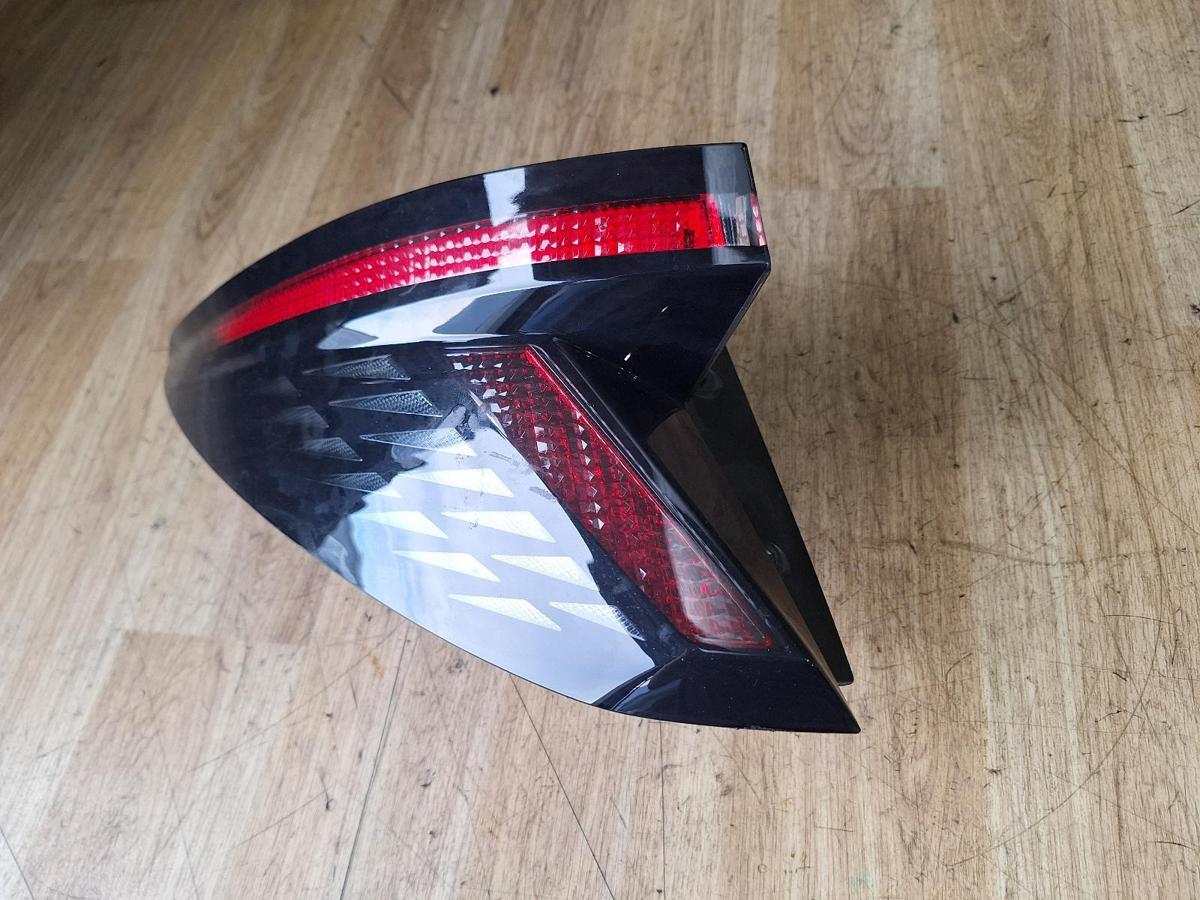 1000890420-Left Taillight Top