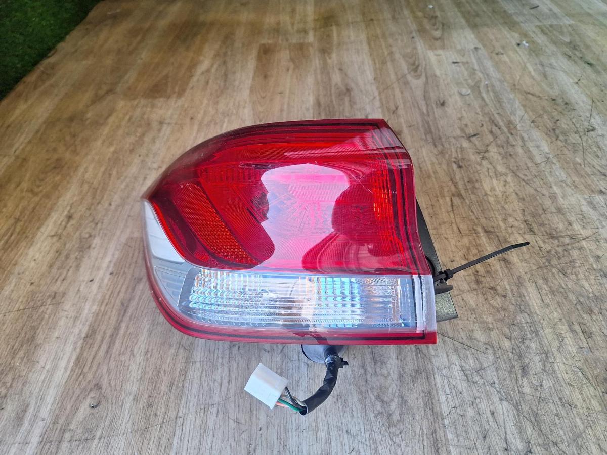 1000903087-Left Taillight Top