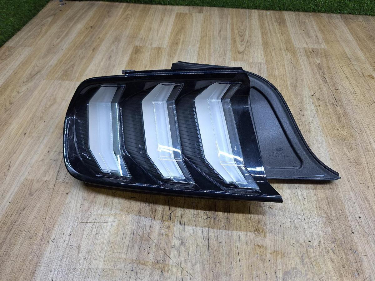 1000934520-Left Taillight Top