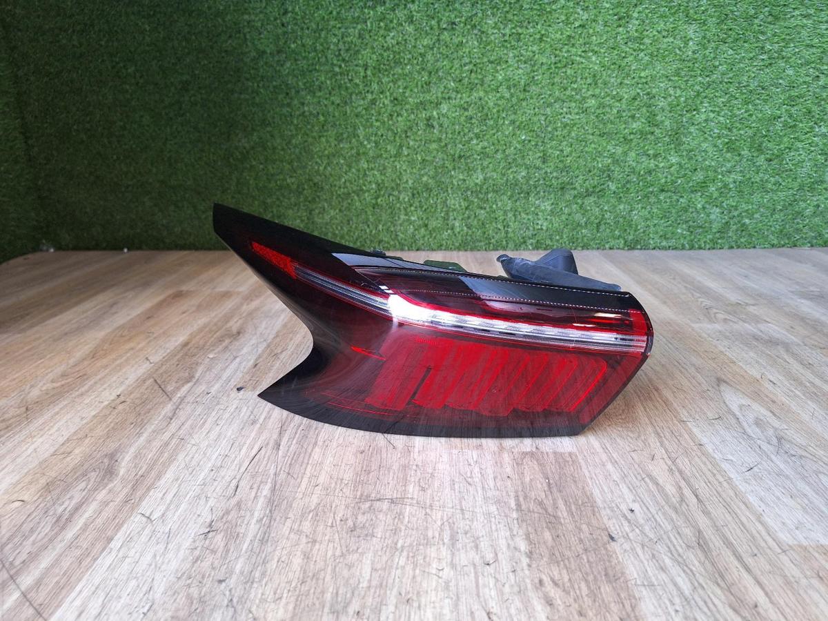 1000887881-Left Taillight Top