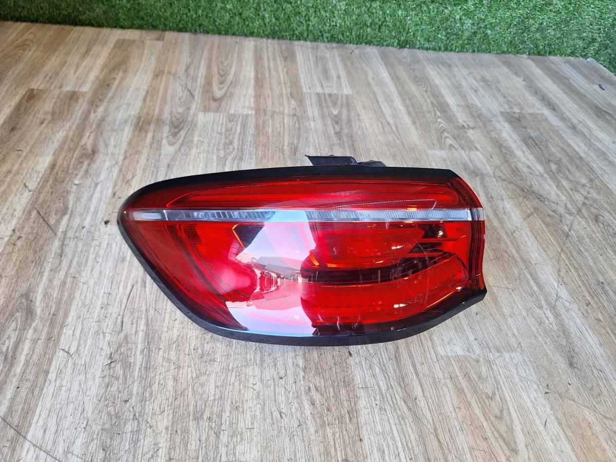 1000888341-Left Taillight Top