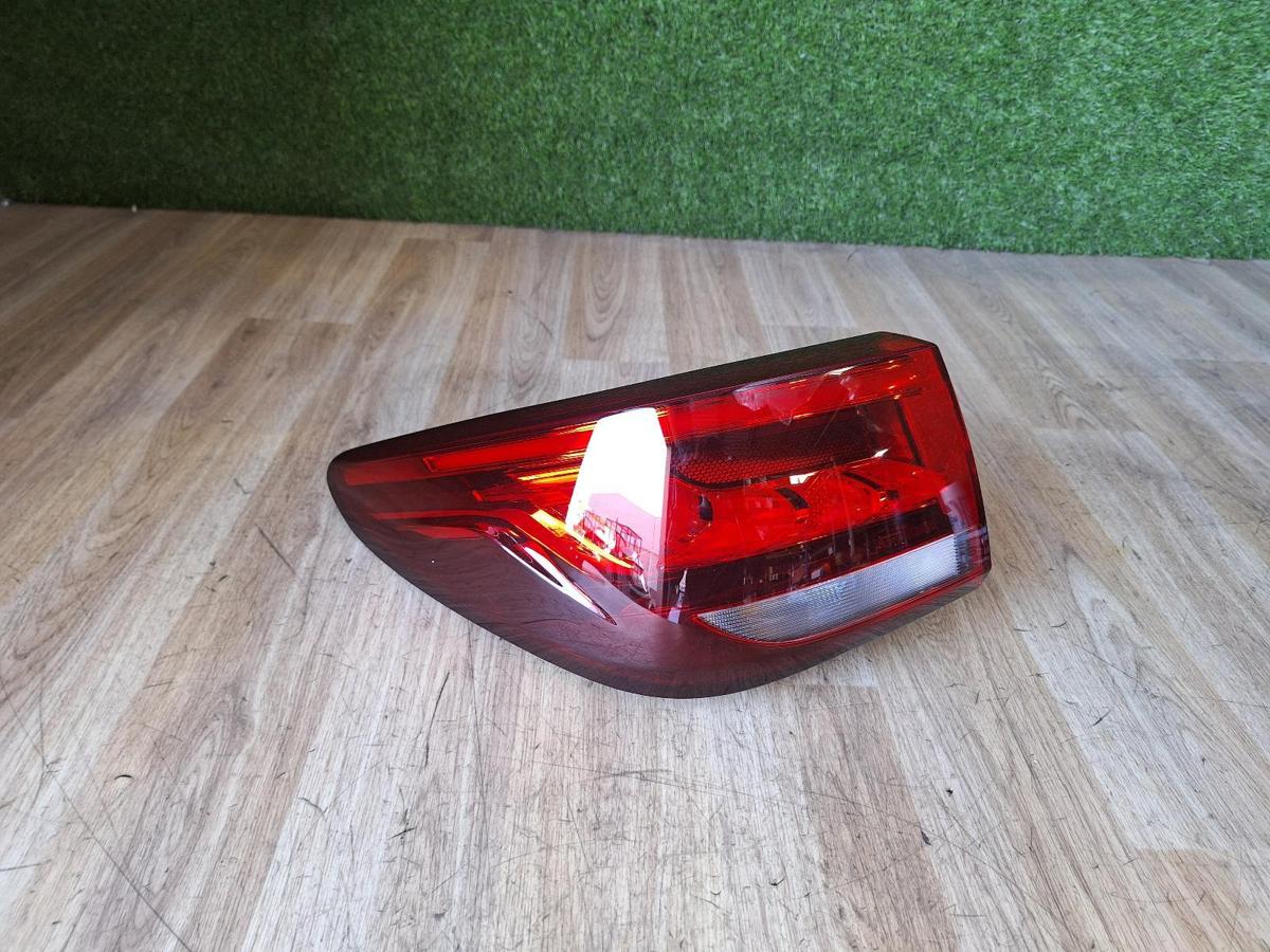 1000889514-Left Taillight Top