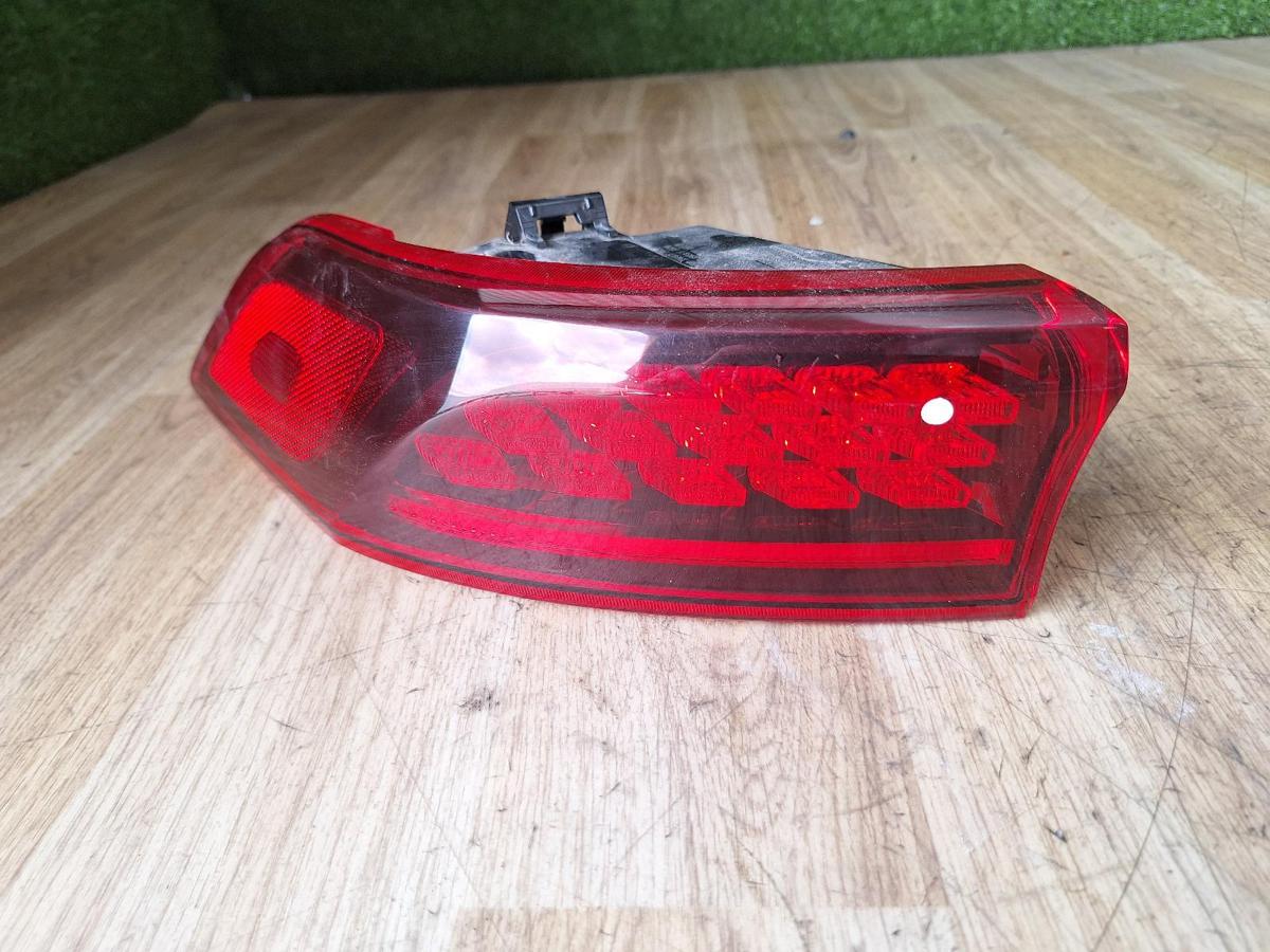1000892022-Left Taillight Top