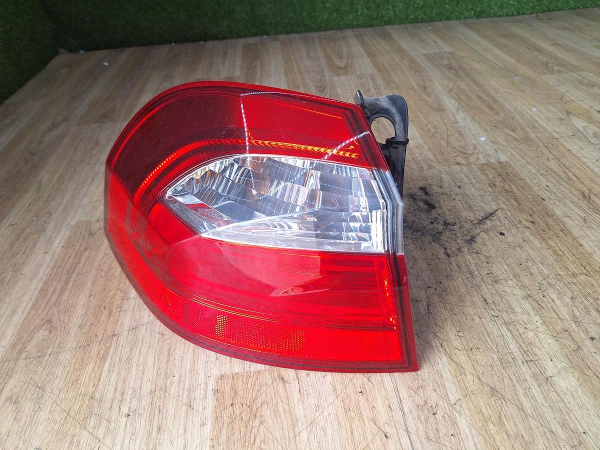 1000897845-Left Taillight Top
