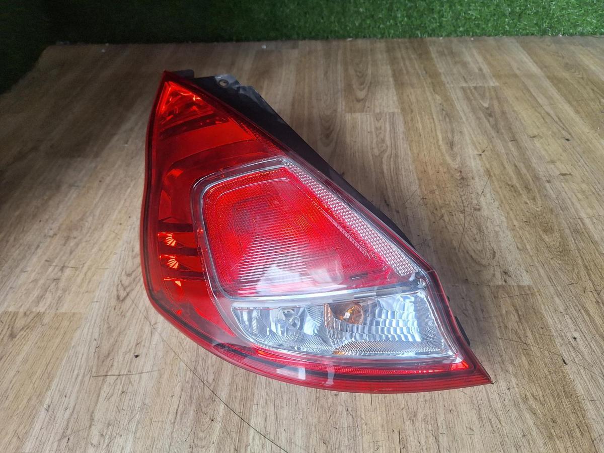 1000898339-Left Taillight Top