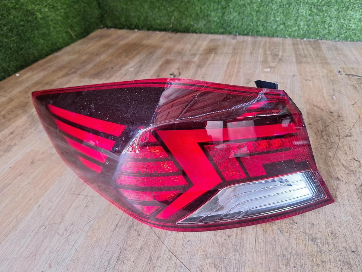 1000902332-Left Taillight Top