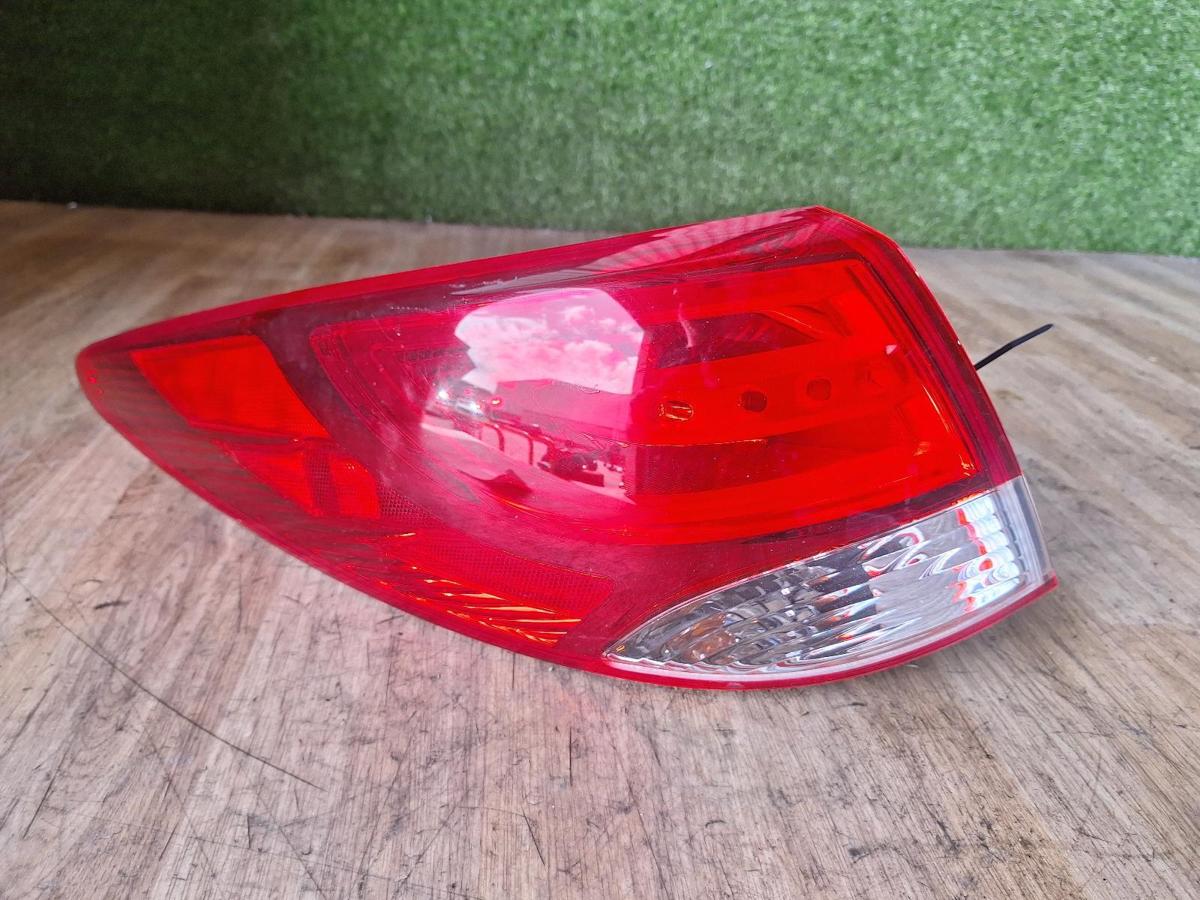 1000902554-Left Taillight Top