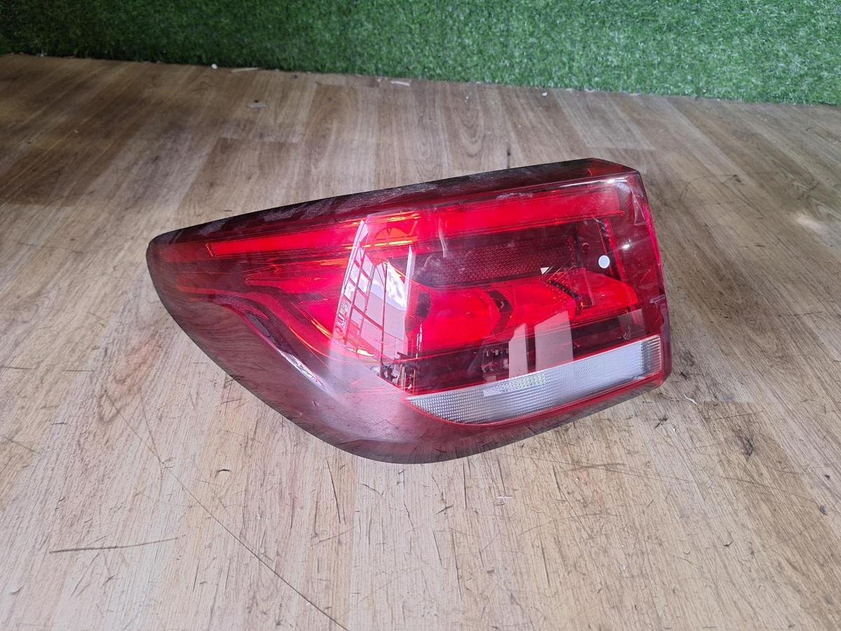 1000902990-Left Taillight Top