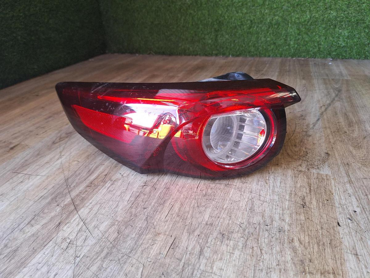 1000903953-Left Taillight Top